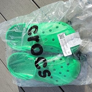 New crocs men's 8 women's 10 green. Never worn, still in bag